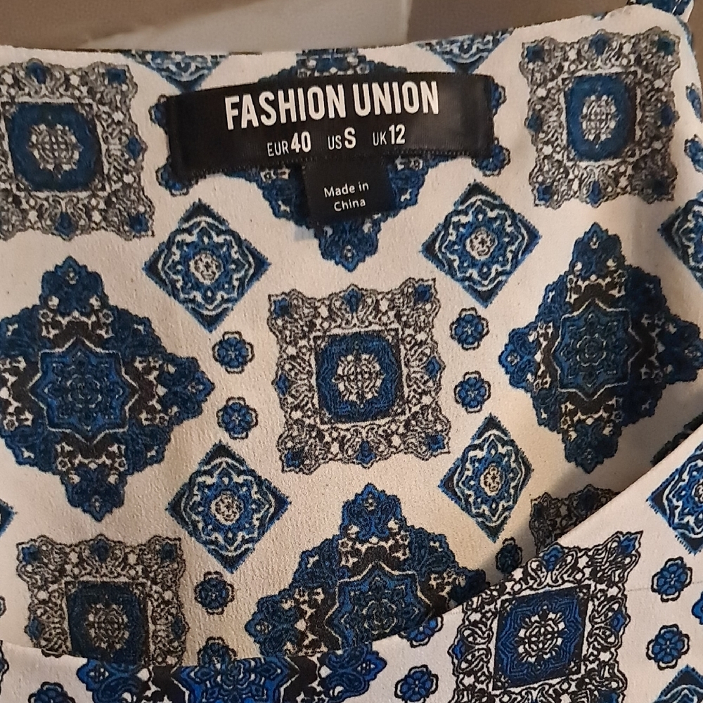 Trendy Blue Patterned Top - Picture 2 of 3